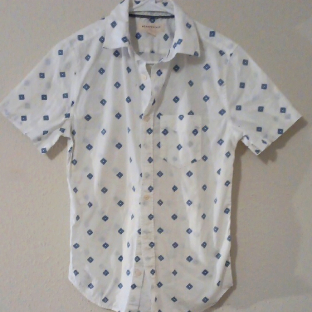 Aeropostale White Casual Button Down Shirt with Blue Geometric Print